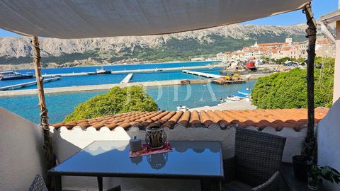 Location: Primorsko-goranska županija, Baška, Baška. Ein Reihenhaus zum Verkauf im alten Zentrum von Baška auf der Insel Krk. Das 85 m2 große Reihenhaus besteht aus einem Schlafzimmer, einem Badezimmer, einer Küche mit Esszimmer und einer Terrasse mi...