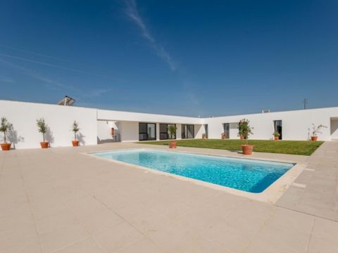 Ubicada entre Évora (la histórica ciudad amurallada y sitio de la UNESCO) y Estremoz (famosa por sus bodegas de renombre mundial y el mercado de agricultores y antigüedades de los sábados), esta villa ofrece acceso a lo mejor del Alentejo. Esta moder...