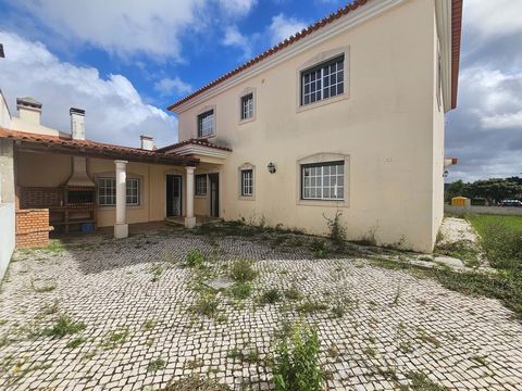 Vrijstaand huis T4 in Cintrão, Bombarral Comfort en rust op een paar minuten van alles! Vrijstaande villa met 4 slaapkamers, gelegen in Cintrão, Bombarral, rustige en residentiële wijk met een bevoorrechte locatie op slechts enkele minuten van de toe...