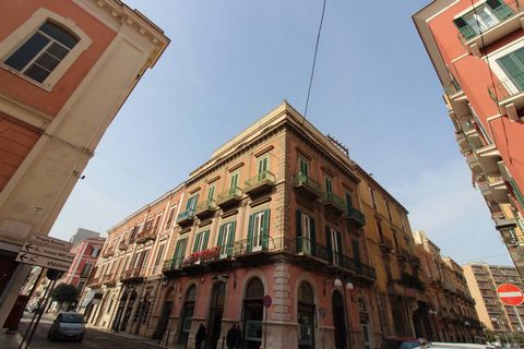 PUGLIA - BARLETTA - VIA BRIGATA BARLETTA En la zona central, ofrecemos a la venta en un edificio histórico que data de 1906, un apartamento ubicado en el segundo piso. La solución inmobiliaria se encuentra actualmente disponible para escrituración. L...