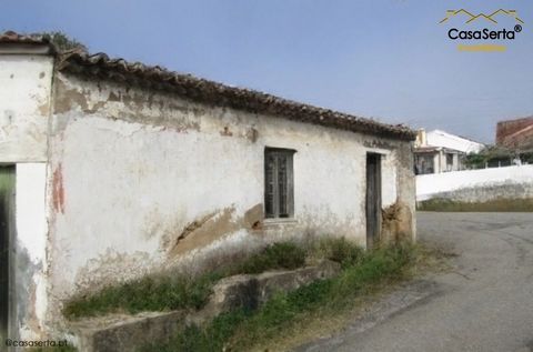 Entdecken Sie Ihren idealen Zufluchtsort in diesem charmanten Dorfhaus, strategisch günstig gelegen zwischen zwei Naturschätzen - dem atemberaubenden Belver Castle und dem malerischen Ortiga Beach sowie anderen abgelegeneren und auch erhabenen. Diese...