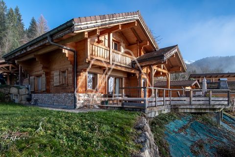 In een ongerepte omgeving op de hoogten van Saint-Jean-de-Sixt, op 5 minuten van La Clusaz en Le Grand-Bornand , Prachtig chalet Lambersens met een oppervlakte van 186 m2 (169 m2 woonoppervlak) gebouwd op een perceel van 958 m2 met dubbele carport, t...