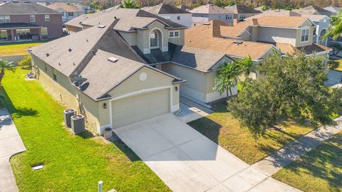 Willkommen in 3571 Maple Ridge Loop, einem geräumigen und wunderschön gepflegten Haus in der begehrten Gemeinde Forest Edge (Weston Reserve) in Kissimmee, FL. Diese zweistöckige Residenz verfügt über fünf Schlafzimmer und 3,5 Badezimmer und ist so ko...