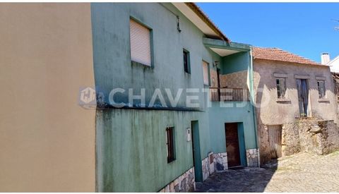 Casa de aldeia com 4 quartos, estruturalmente sólida, com lote de terreno para venda. A casa situa-se praticamente no fim de uma rua sem saída numa pequena aldeia pertencente à freguesia de Arega, Figueiró dos Vinhos. A casa tem chão e tetos em cimen...