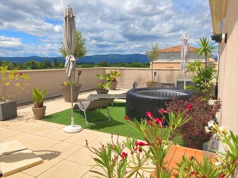 MONTELIMAR Sud, appartement d'une superficie de 77 m2 avec une terrasse de 90m2 situé au troisième et dernier étage d'un immeuble avec ascenseur. Composé d'une pièce de vie avec cuisine ouverte de 36 m2 donnant sur le toit terrasse avec pergola, deux...