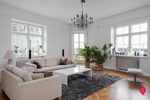 Se vende un lujoso apartamento de lujo en medio de la costa norte de Helsinki con un alto lugar de desfile con vistas al mar hacia el este. Este espacioso apartamento ha sido objeto de una renovación interior completa en 2012 y se encuentra en excele...