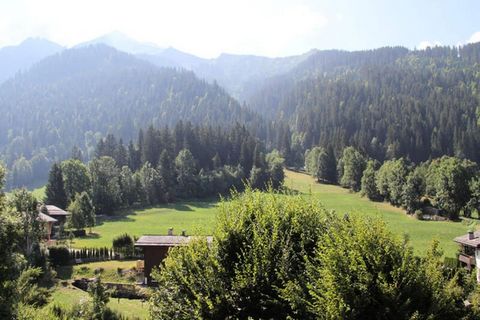 Ce charmant appartement à La Clusaz, situé dans la Vallée des Confins, offre un havre de paix en montagne avec une vue imprenable sur la chaîne des Aravis. La résidence, construite en 2004, composée de 8 appartements, est idéalement située à seulemen...