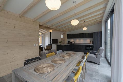 Welkom in dit fantastische vakantiehuis in Callantsoog, perfect gelegen voor een onvergetelijke vakantie! Dit moderne toevluchtsoord is onlangs gebouwd en smaakvol ingericht en volledig uitgerust voor uw comfort. Stap de ruime woonkamer binnen, waar ...