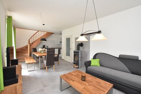 Dieses 4 Raum Ferienhaus liegt sehr idyllisch in einer ruhigen Ferienhaussiedlung, nur 8 km vom Ostseestrand entfernt (Ostseebad Boltenhagen). Der kleine Ort Damshagen, einem Ortsteil von Klütz und damit Mittelpunkt der traumhaften Urlaubsregion Klüt...