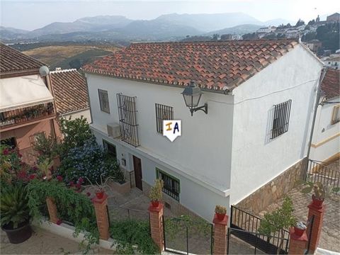 Esta casa adosada de 3 dormitorios está situada en la espectacular ciudad de Ronda, en la cima de la montaña, en la provincia de Málaga, Andalucía, España. Se accede a la propiedad desde un patio semiprivado con plantas maduras hasta un salón con sal...