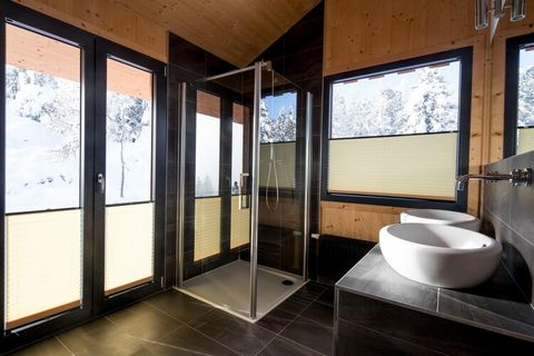 Welkom in uw alpenretraite: een prachtig vervaardigd houten chalet in een sereen dennenbos op 1.800 meter boven zeeniveau. Met een oppervlakte van 120 m² biedt dit chalet comfortabel plaats aan maximaal 10 gasten, waardoor het ideaal is voor familieb...