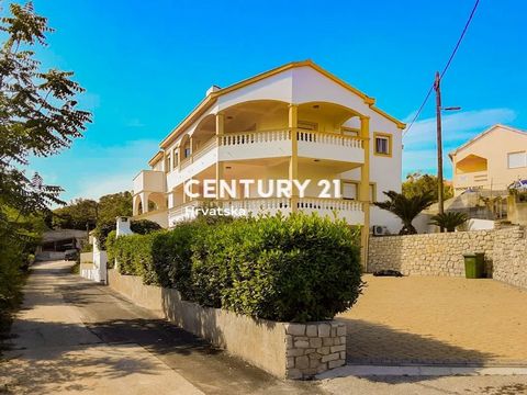 Zum Verkauf steht ein dekoriertes, schön eingerichtetes Haus mit 6 Wohneinheiten, nur 50 m vom Meer entfernt, auf der Insel Ugljan!   Das Haus bietet von allen Seiten einen schönen Meerblick! Es besteht aus einem Keller, Erdgeschoss und ersten Stock,...