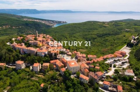 LABIN - Erdgeschoss eines Einfamilienhauses von 167,30 m2, aufgeteilt in zwei Wohneinheiten und Büroflächen, und der zugehörige Teil des Gartens von 200 m2. Das Haus liegt 1 km vom Zentrum von Labin und 4 km von Rabac entfernt, mit einem schönen Blic...