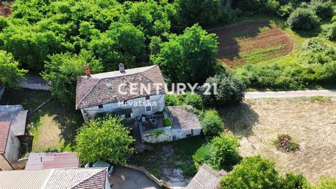 POREČ, VIŠNJAN, ISTRIEN STEINHAUS ZUR RENOVIERUNG In ruhiger Lage in einem kleinen Dorf in der Nähe von Višnjan verkaufen wir eine typisch istrische Doppelhaushälfte aus Stein mit einer Wohnfläche von 90 m2, die sich auf drei Etagen verteilt. Im Erdg...