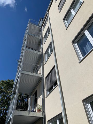 Diese sanierte Wohnung, die im zweiten OG liegt, besticht durch eine gehobene Innenausstattung und kann zum 01.02.2025 bezogen werden. Im Apartment gibt es drei attraktive Zimmer. Zum Objekt gehört auch ein Südbalkon, auf dem es sich wunderbar vom Al...