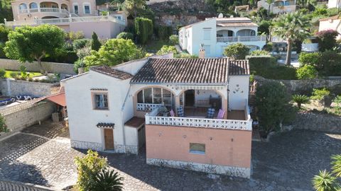 Description de l´objet: Cette charmante villa nécessitant des travaux se situe dans le quartier résidentiel prisé de La Sella, nichée dans un environnement calme et verdoyant. Le vaste terrain offre une vue imprenable sur la mer et le paysage environ...