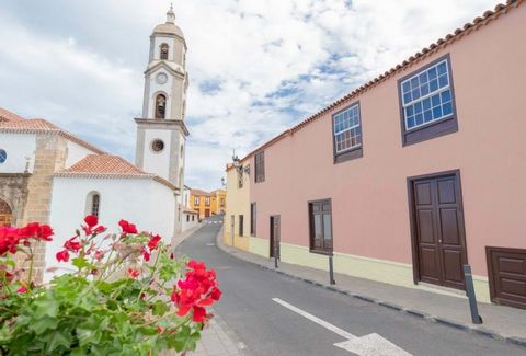 Ich präsentiere ein Einfamilienhaus in Los Realejos (Valle de la Orotava), das aus einem Teil aus dem neunzehnten Jahrhundert und einem anderen aus dem Jahr 1970 besteht, die beide 2019 komplett renoviert wurden und aufgeteilt sind in: -Erdgeschoss m...