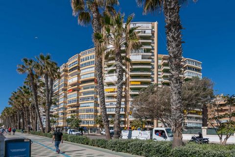 Lucas Fox presenta este exclusivo piso ubicado en la décima planta de un edificio en el emblemático paseo marítimo Pablo Ruiz Picasso, en La Malagueta. Gracias a su posición elevada, esta vivienda ofrece unas vistas únicas al mar y al icónico Hotel M...