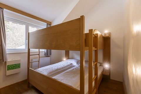 Dit Chalet van 75 m² biedt een comfortabel verblijf voor maximaal 6 gasten op 2 verdiepingen. Het beschikt over 2 slaapkamers, één met een tweepersoonsbed en de andere met een stapelbed. Het chalet heeft 2 badkamers, elk met een douche en WC. De voll...