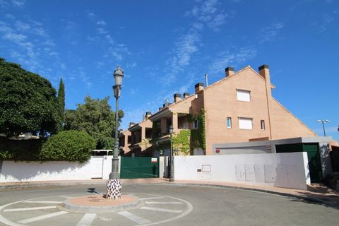 Immobilie und Lage Diese erstklassige Immobilie liegt in einer ruhigen Sackgasse in einer der besten Gegenden von Alicante nur wenige Gehminuten vom Meer in Cabo de Las Huertas und etwas mehr als 2 km vom Alicante Yacht Club entfernt Die Straßenbahn ...