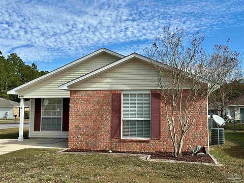 Dieses entzückende Ferienhaus in einer ruhigen, etablierten Nachbarschaft in der Nähe von Pensacola NAS und Corry Station ist ein Muss. Das Haus befindet sich auf einem Eckgrundstück vor einer Sackgasse und verfügt über einen komplett eingezäunten Hi...