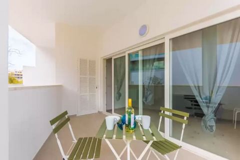 Dieses moderne Apartment, nur wenige Schritte von Platja Son Moll entfernt, bietet eine erstklassige Lage für einen Strandurlaub. Nach einem Tag voller Sonne und kristallklarem Wasser am Strand Son Moll können Sie auf dem Balkon des Apartments entspa...