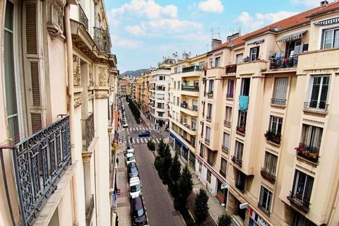 Ce charmant hébergement de 34 mètres carrés au cœur de Nice est parfait pour un séjour de détente, offrant un espace pouvant accueillir jusqu'à quatre personnes. Situé au 4ème étage avec ascenseur, il comprend une chambre confortable avec un lit doub...