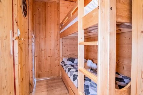 Cet appartement magnifiquement rénové, conçu dans un style chalet authentique, offre un refuge chaleureux et accueillant pouvant accueillir jusqu'à six personnes. Niché dans un endroit ensoleillé et exposé plein sud, il comprend un charmant séjour av...