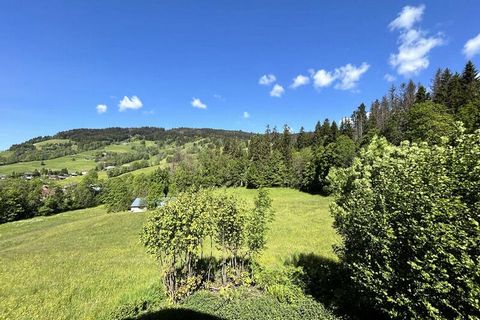 Conjunto de tres chalets construidos en las alturas al borde de un bosque. Amplios espacios verdes, sitio tranquilo. El apartamento en el segundo y último piso sin ascensor se compone de un dormitorio con 1 cama doble (140 x 190), un baño, un aseo in...