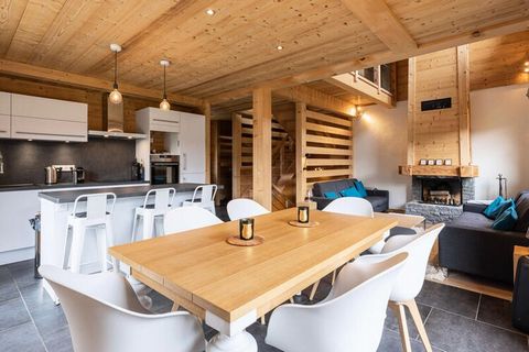 This independent chalet, with a spacious and modern design, accommodates guests in a comfortable and well-equipped environment. It has 4 bedrooms, including two double bedrooms, one with a private spa bathroom, and a bunk bed room. The property featu...