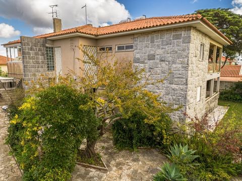 Sea View Prime Area of Parede Investment Potential In the heart of Parede, one of Cascais' most prestigious areas, lies this first-floor home with an incredible sea view. 4 bedrooms (1 en-suite) 3 bathrooms Spacious balcony and private garden Garage ...