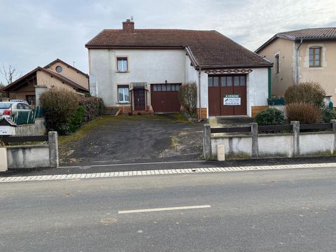 une maison à renover, composée d'une cuisine ,salon , une chambre ,