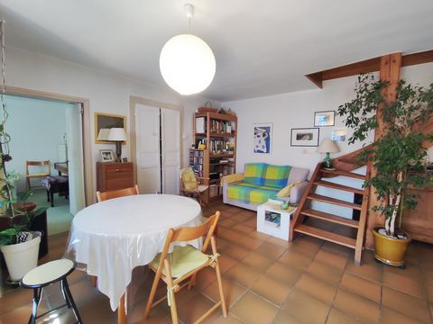 Maison en pierre située au coeur du village de Vesseaux