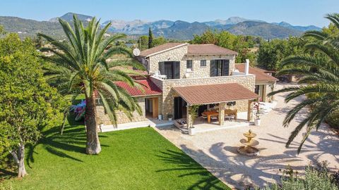 Cette finca rénovée est située en pleine nature près de Binissalem et offre une vue panoramique sur les montagnes de Tramuntana. Avec environ 350 m² de surface habitable et deux maisons d’hôtes indépendantes, il garantit une polyvalence de vie et de ...