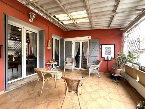 Maison de ville T5 115m&#178; avec immense garage/atelier 130m&#178; et terrasse de 26m&#178;