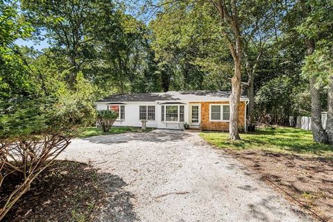 Cette maison de 3 chambres et 2 salles de bain se trouve sur un terrain privé d’un acre à Southampton, à quelques minutes des plages et du village. La parcelle généreuse permet non seulement de vivre à l’extérieur, mais présente également une excelle...