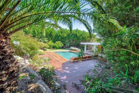 Découvrez la fusion parfaite du charme rustique et du luxe contemporain dans cette propriété rurale entièrement rénovée, située sur 1 800 m² de terrain paysager avec des plantes indigènes et un puits de 14 mètres. Plus qu’une maison, elle offre un st...