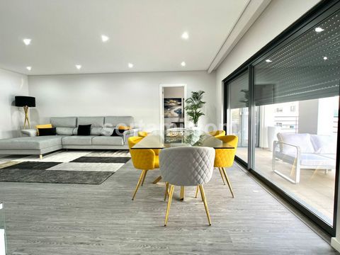 Appartement neuf de trois chambres, à Olhão. Comprenant salon, deux salles de bains, cuisine équipée et balcon, copropriété avec piscine, débarras et places de parking en sous-sol. Finitions de qualité supérieure, climatisation, double vitrage et esp...