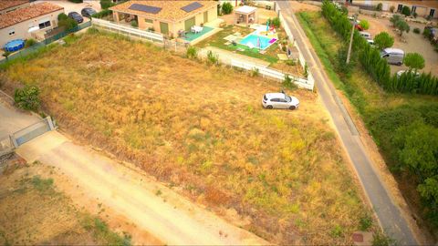 Terrain constructible en bordure du village de Pouzolles.