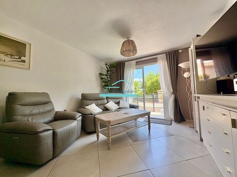 Murviel-lès-Montpellier au calme, dans une petite copropriété villa T4 comprenant au rez-de-chaussée , un porche couvert, un garage ainsi qu’un agréable extérieur de 22 m2 . Au premier étage une belle pièce à vivre lumineuse de 37m2 avec cuisine ouve...