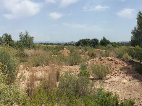 VI TAR INTE UT NÅGON MELLANPROVISION FRÅN KÖPAREN Utmärkt tillfälle att förvärva denna rustika fastighet belägen i Vilamarxant, provinsen Valencia, med följande uppgifter: - Fastighetsreferens 46258A ... PM. - Rustik på 3 300 m2 belägen i Partida Cac...