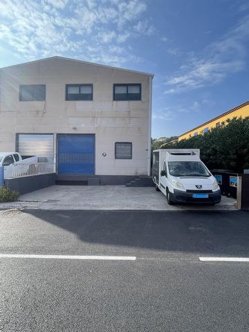 LOCAL COMMERCIAL 130 M² + APPARTEMENT 104 M². ANNÉE 2001