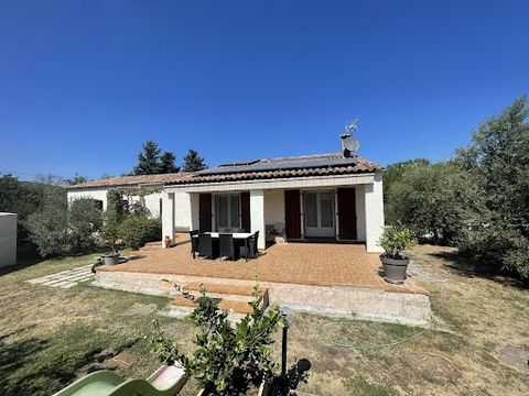 VILLA 5 PIECES - 135m2 + GARAGE - ATELIER - CUISINE D'ETE - PISCINE Située à Gonfaron dans un environnement calme, cette villa construite de plain pied et régulièrement entretenue sur une parcelle de terrain de 1456m2 comprend : - Un hall d'entrée - ...