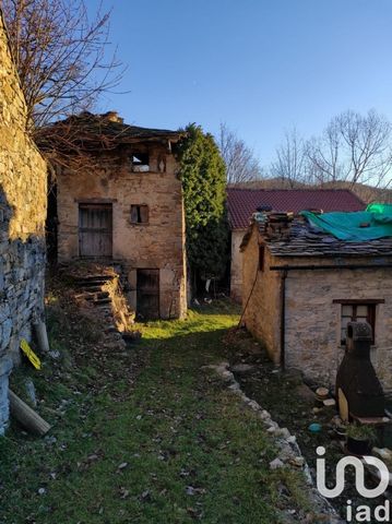 RUSTICO/CASALE SANTO STEFANO D'AVETO FRAZ. COSTA PELATA Immerso nel verde, nell'incantevole borgo ligure di Costa pelata, dove il tempo sembra essersi fermato ai primi del Novecento, sorge un cascinale su 3 piani di 265 metri quadrati. Qui nel borgo,...