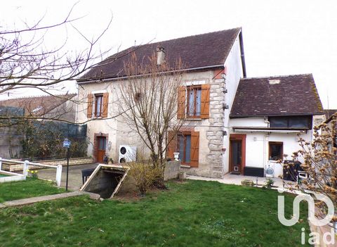iad France - Gregory Gateau vous propose: À 10 min de Sens, dans un village avec école primaire, je vous propose de découvrir cette maison de 154 m2 idéal pour grande famille. Elle se compose d'une entrée sur salon/séjour lumineux ouvert sur une cuis...