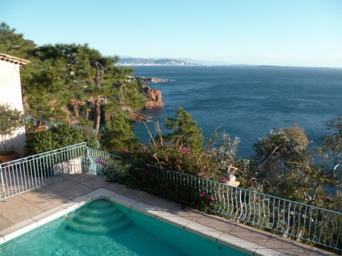 Théoule sur Mer, 4/5 bedroom property with extraordinary sea views. It is composed as follows: Swimming pool level - Living room with sea view terraces - Furnished kitchen with terrace - Bedroom 1 with double bed + shower room and toilet Lower level:...
