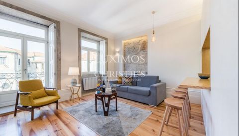Fantastic 1-bedr. apartment, completely renovated, as new, next to the Cathedral of Porto. Property, for sale , where the luminosity and the wide areas stand out. Excellent location, close to commerce, services, S. Bento station and main tourist attr...