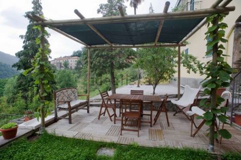 In Calice al Cornoviglio, town house, free on 2 sides, renovated with great attention to detail with good fixtures, alongside a view over the castle and the woods. In Calice al Cornoviglio, town house, free on 2 sides, renovated with great attention ...