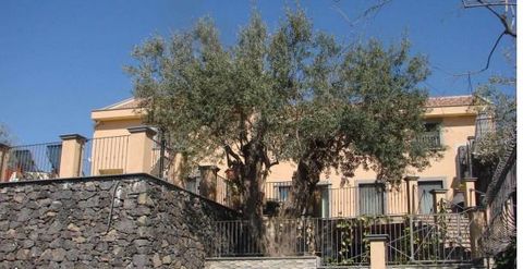 Elegant newly built villa ready to be moved into, located in a reserved and quiet area with sunny, open and panoramic view over the sea, one kilometre and a half from both the sea and the city of Catania. Elegant newly built villa ready to be moved i...