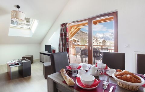Two-style resort, Villeneuve la Salle or Serre Chevalier 1400 is located in the middle of the Guisane Valley. You will discover a side with a traditional charm (the oldest part) with typical houses and chalets as in the traditional villages, similar ...